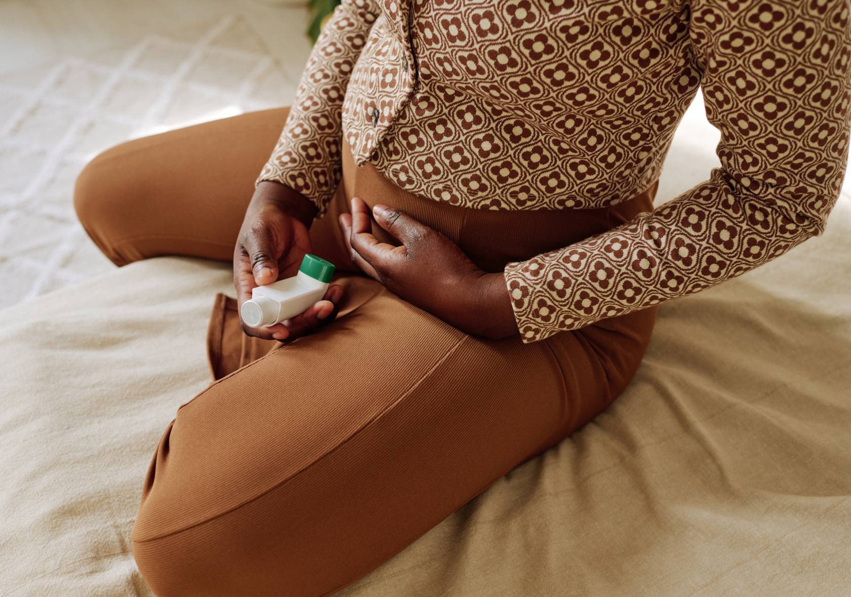 pregnant woman with inhaler | Image Credit: ©AnnaStills / Adobe Stock