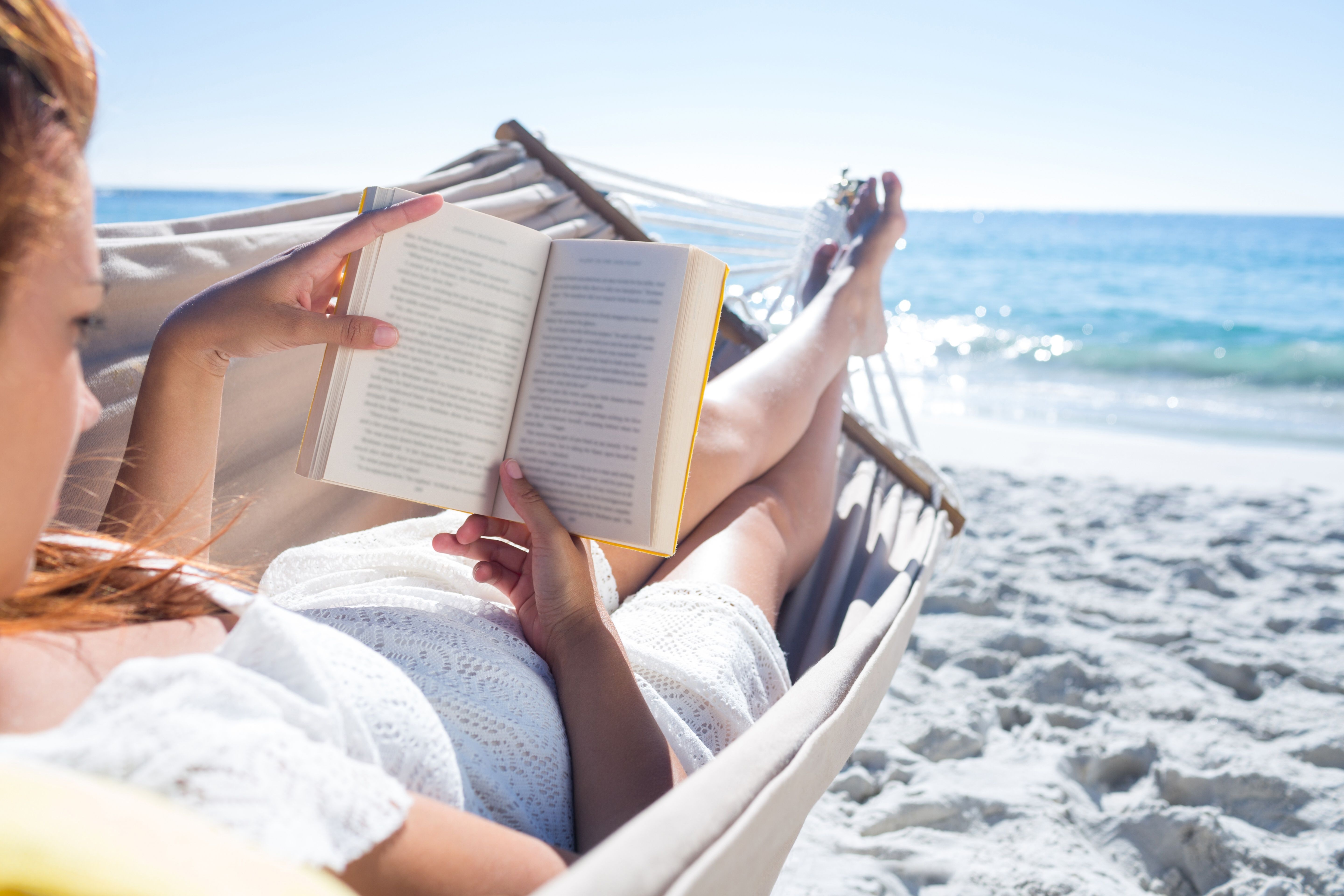 Эффективно провести время. Чтение на пляже. Лето с книгой. Девушка отдыхает. Лето отпуск.