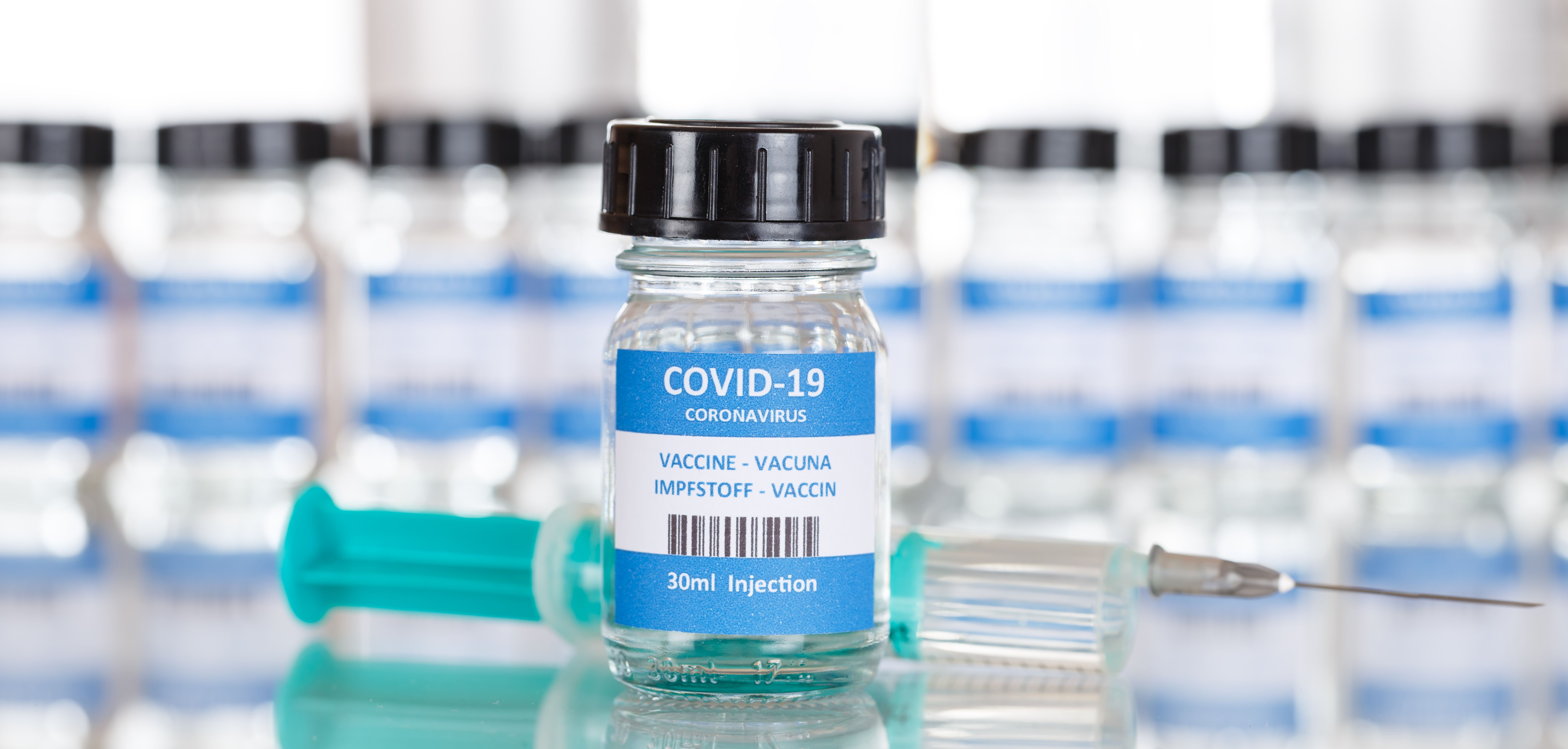 Вакцины организации. Covid 19 вакцина Пфайзер. Pfizer вакцина. Шприц с вакциной. Pfizer вакцина акции.