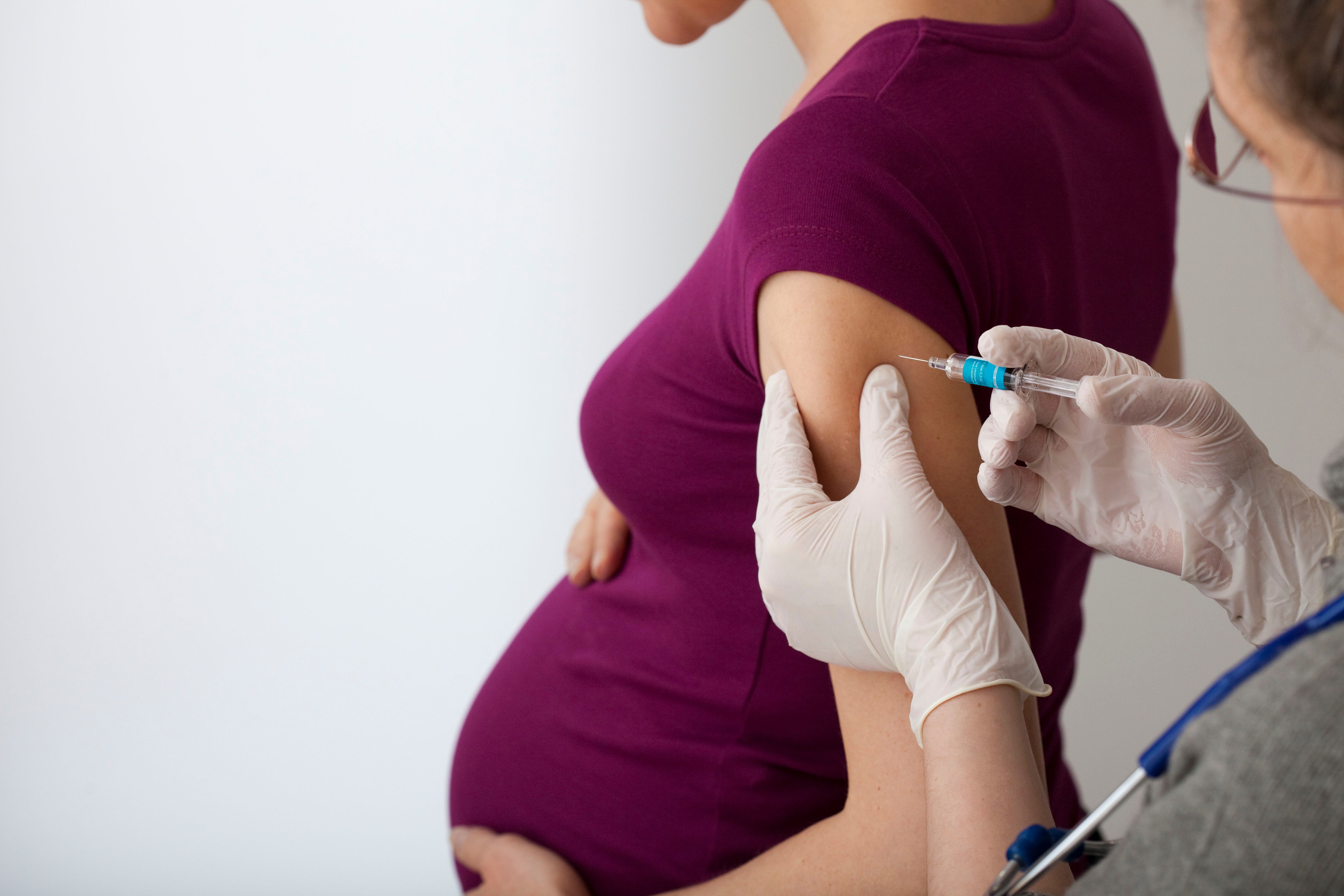 Можно делать прививку при беременности. Вакцинация беременных от Covid-19. Прививка беременным. Беременные женщины вакцинация. Иммунизация беременных.