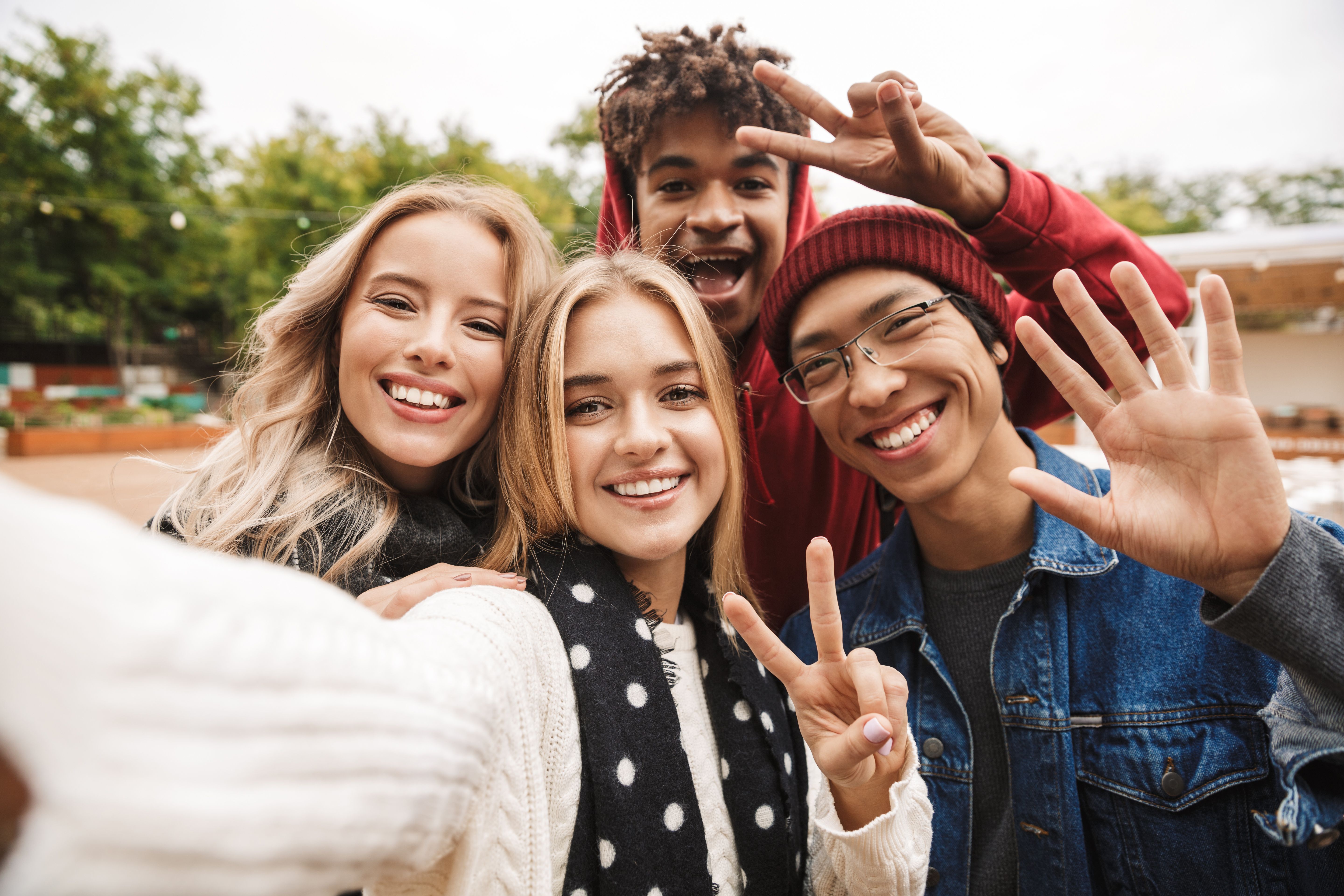 Todays teenagers. Группа друзей подростков. Улыбающийся человек. Тинейджер. Общение с друзьями подростки.