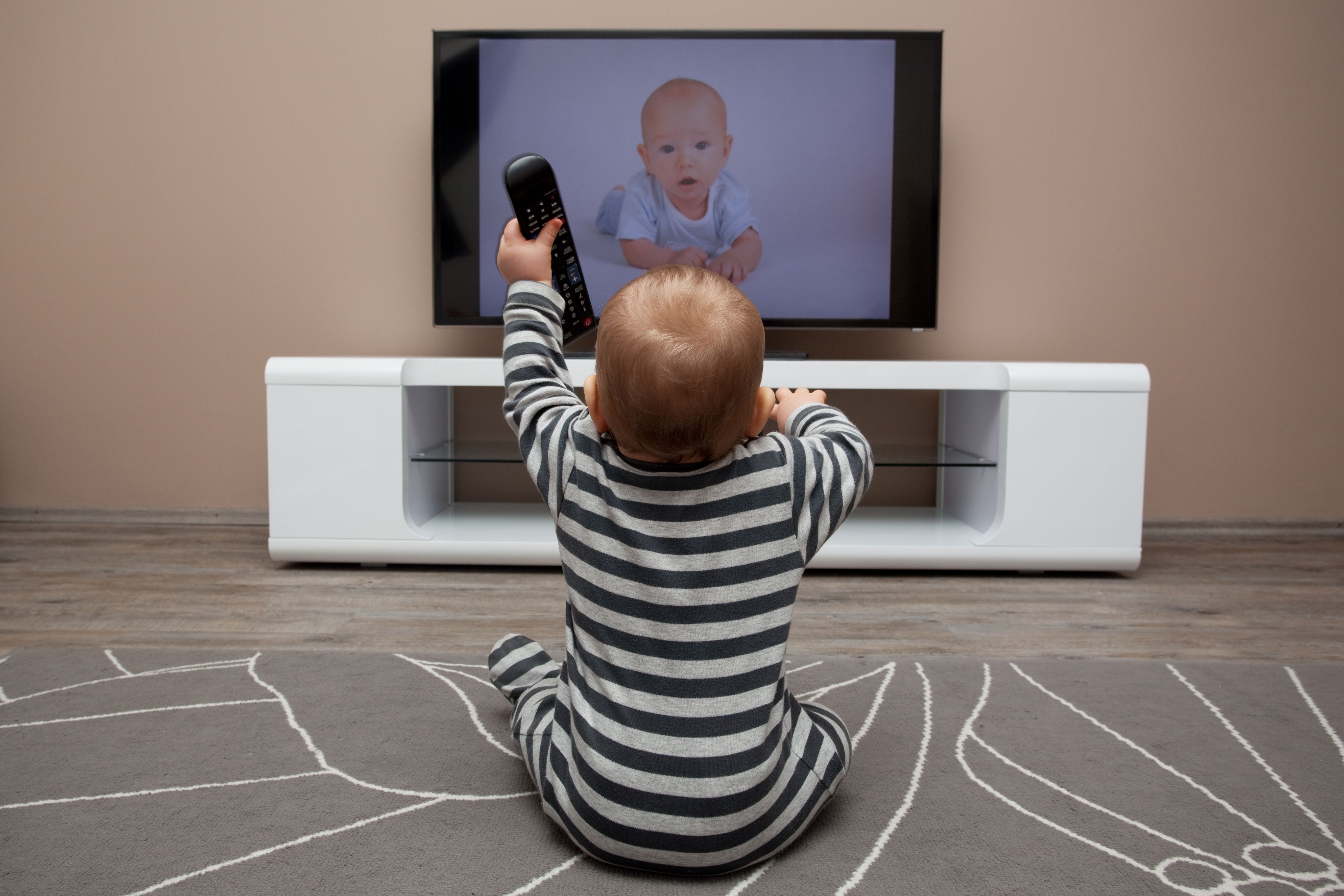 Просмотр передачи телевизора. Телевизор для детей. Малыш и телевизор. Телевизор в детской. Ребенок за телевизором.