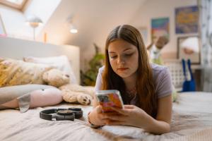 Social media linked to riskier product use in teens | Image Credit: © m-art - stock.adobe.com