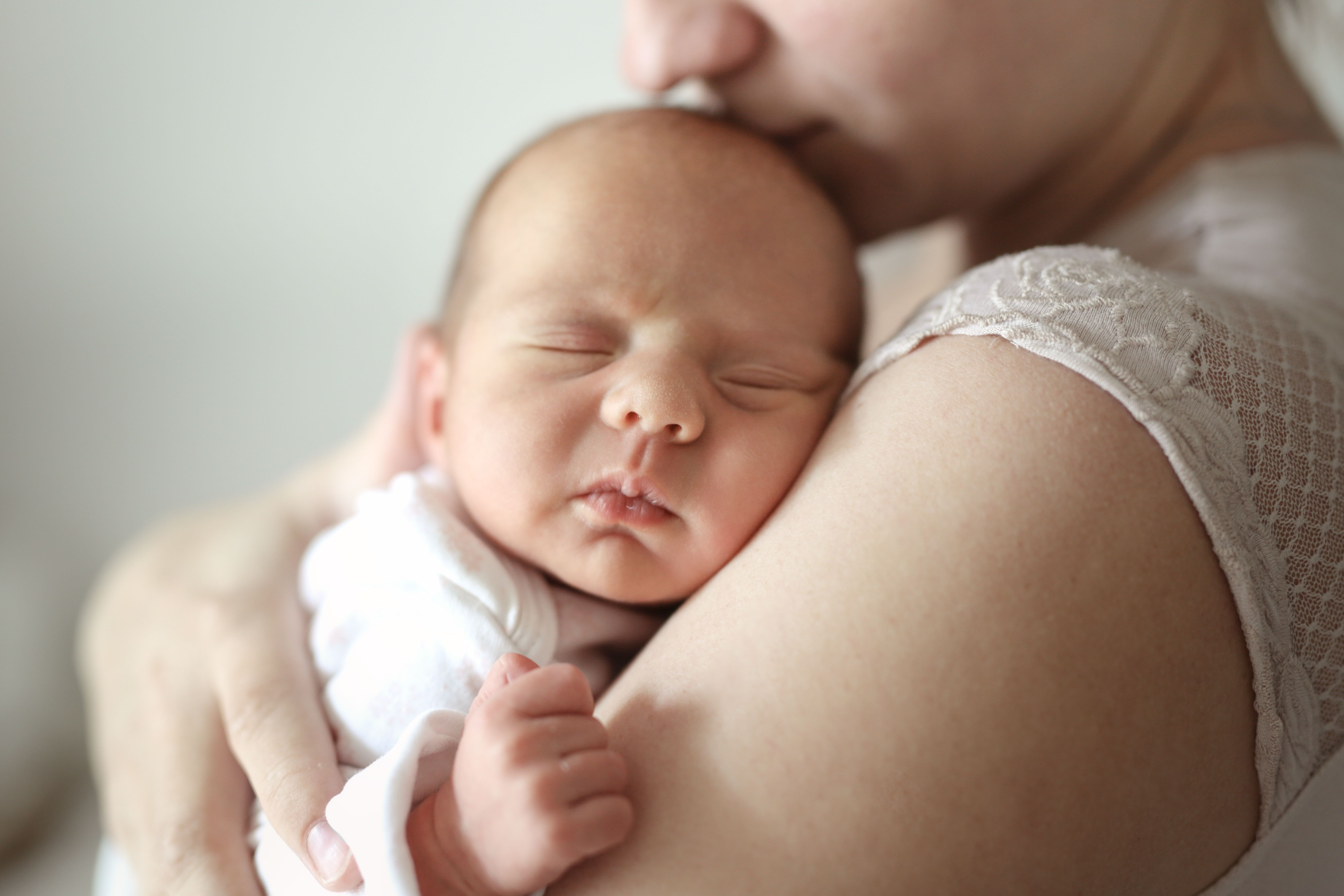 Under baby. Фото малышей новорожденных с синим носогубным треугольник. Синий носогубный треугольник у ребенка фото.