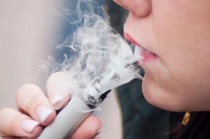 Closeup of mouth of woman with e-cigarette in outdoor | Image Credit: © pixarno - stock.adobe.com