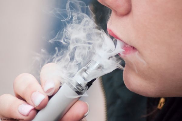 Closeup of mouth of woman with e-cigarette in outdoor | Image Credit: © pixarno - stock.adobe.com