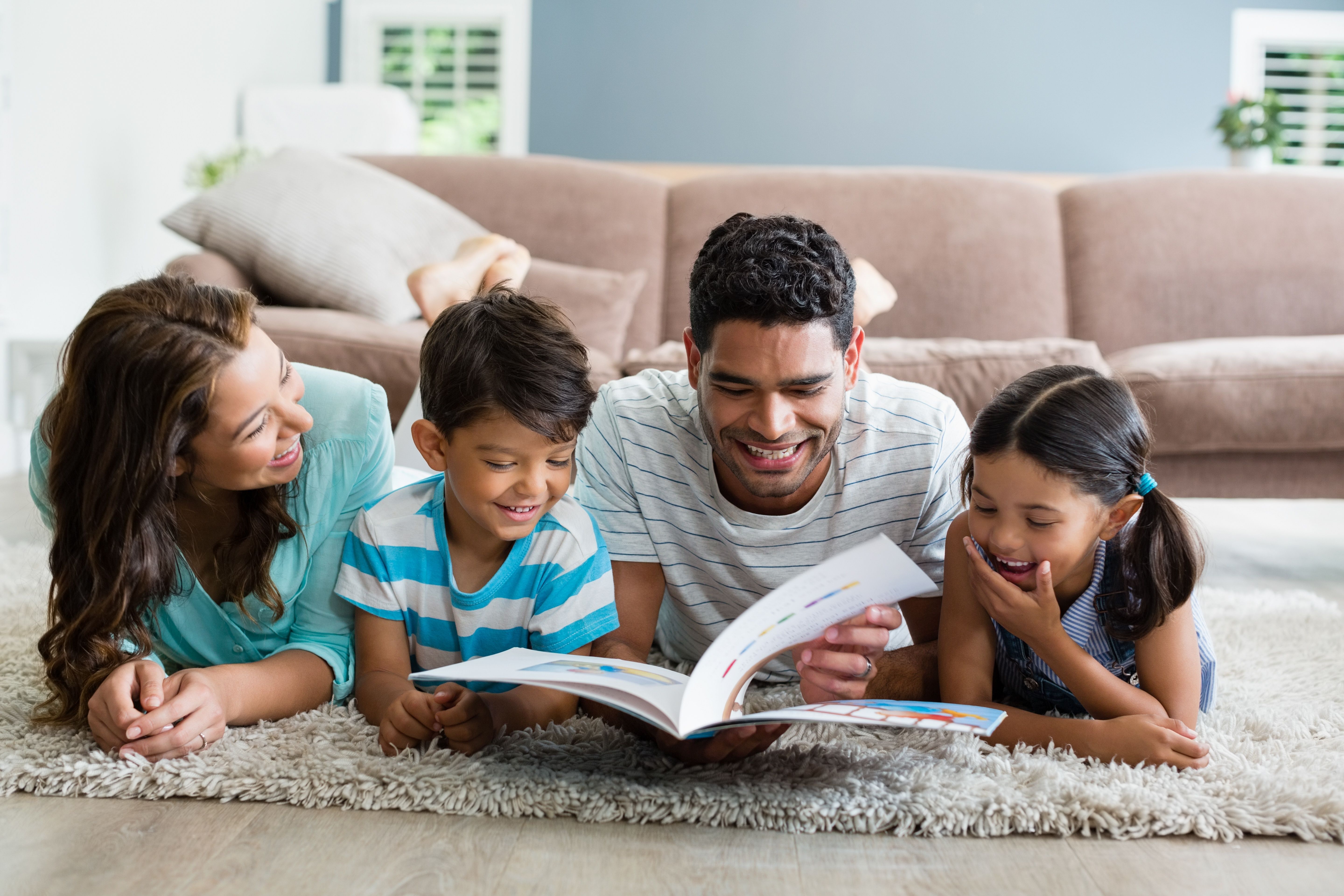 He the book at home. Семья в гостиной. Книги о семье. Family читаем. Ребенок с родителями на ковре.
