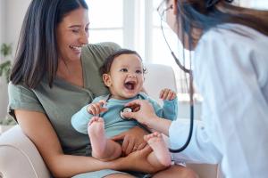 AAP issues guidance on providing medical care to parents during pediatric visits | Image Credit: © N Lawrenson/peopleimages.com - stock.adobe.com.
