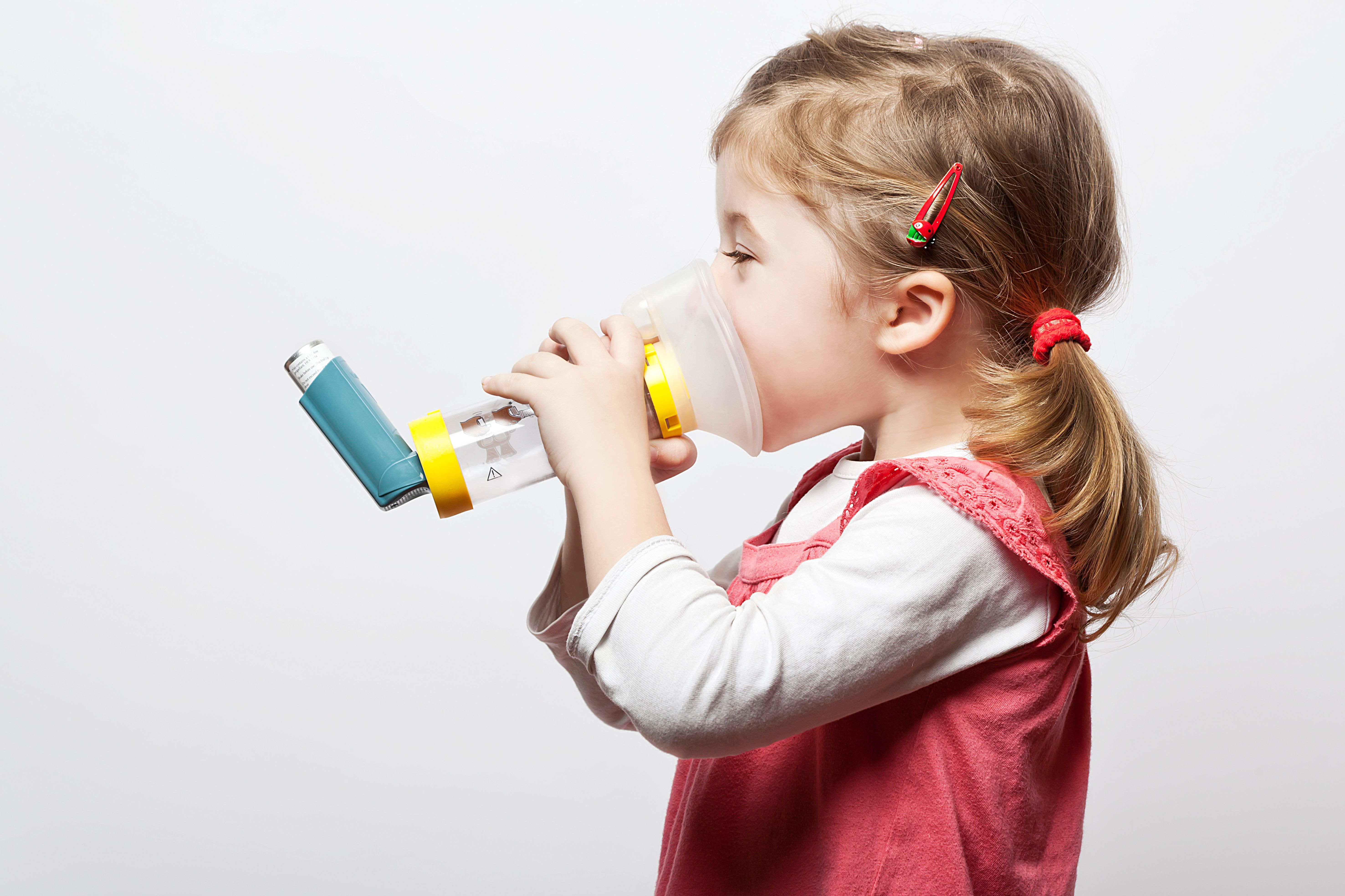 Развитие астмы у детей. Небулайзер спейсер ингалятор для детей. Астма. Ингалятор для астматиков детский. Дети астматики.