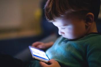 Parent smartphone use linked to slower vocabulary growth in young children | Image Credit: © Halfpoint - stock.adobe.com