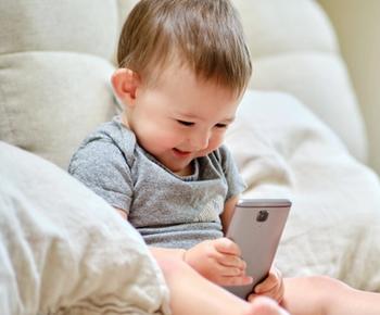 Screen time under 2 years of age and autism risk at 12 years | Image Credit: © Андрей Журавлев - © Андрей Журавлев - stock.adobe.com.