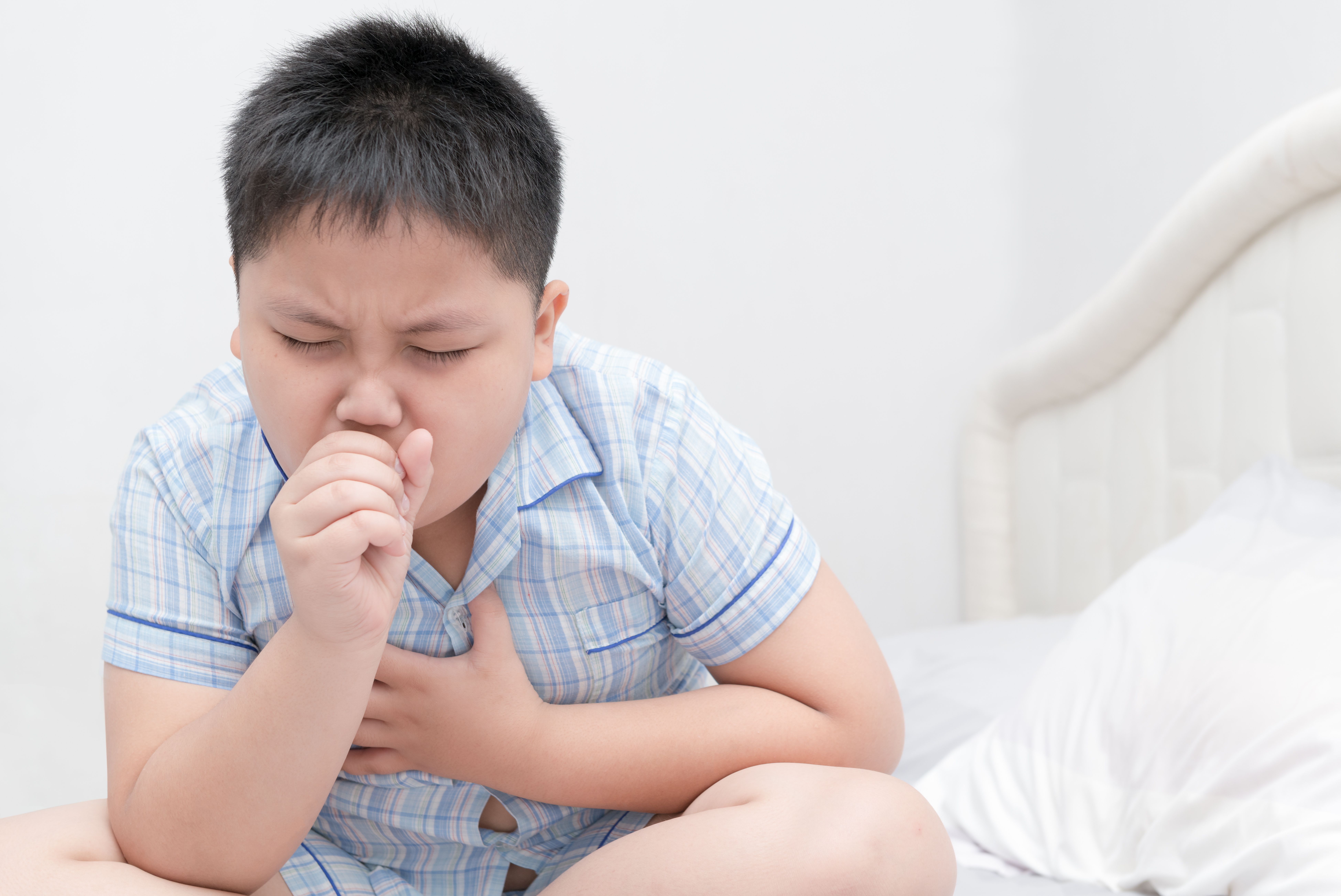 Кашель во время еды. Ребенок кашляет. Кашель у ребенка. Бронхиальная астма у детей кашель. Одышка у детей.