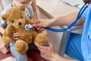 Teddy Bear Clinic aims to normalize medical devices for pediatric patients | Image Credit: © Seventyfour - stock.adobe.com