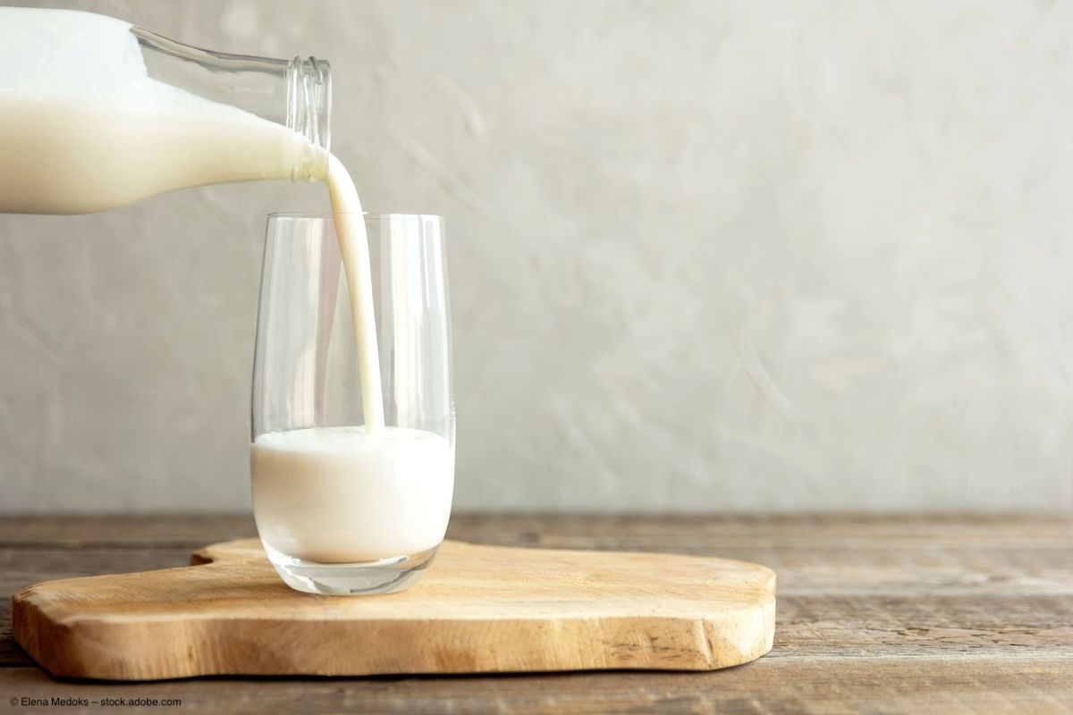 Milk being poured into a glass | © Elena Medoks – stock.adobe.com