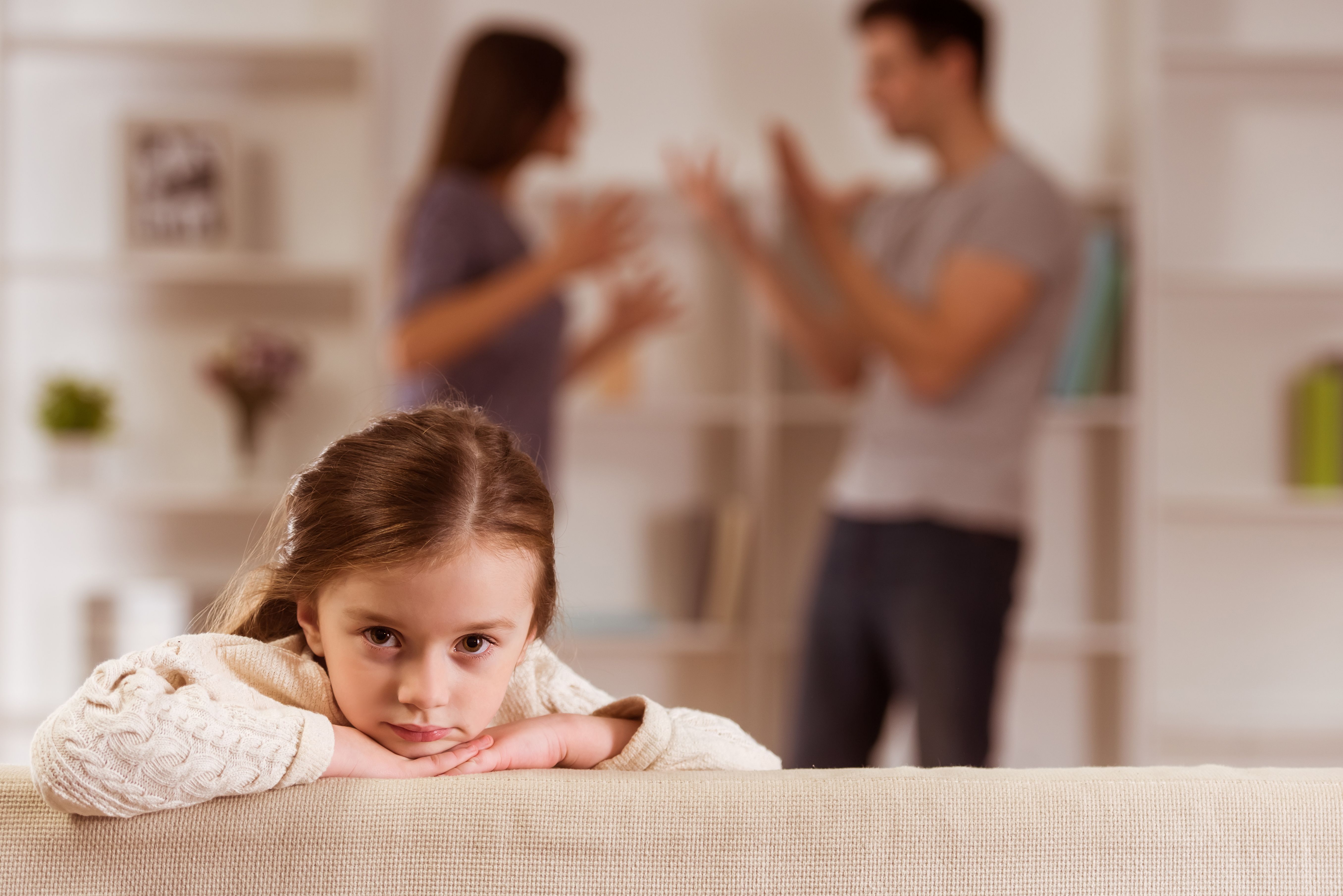 Развод родителей с несовершеннолетними детьми. Ссора родителей. Ссора в семье. Родители ругаются. Ссоры детей в семье.