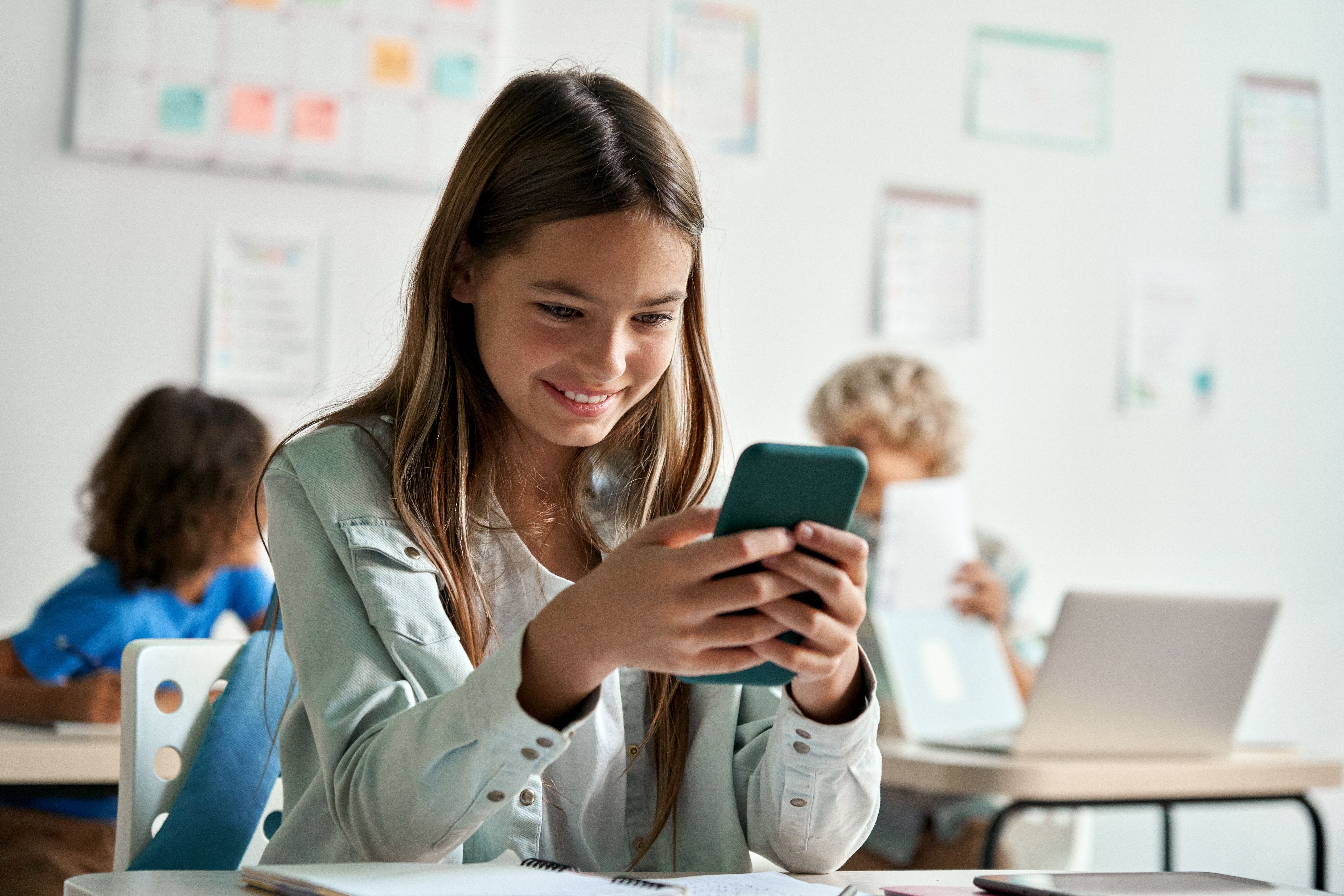 Adolescents average 50 minutes of smartphone use during school nights | Image Credit: © insta_photos - stock.adobe.com.