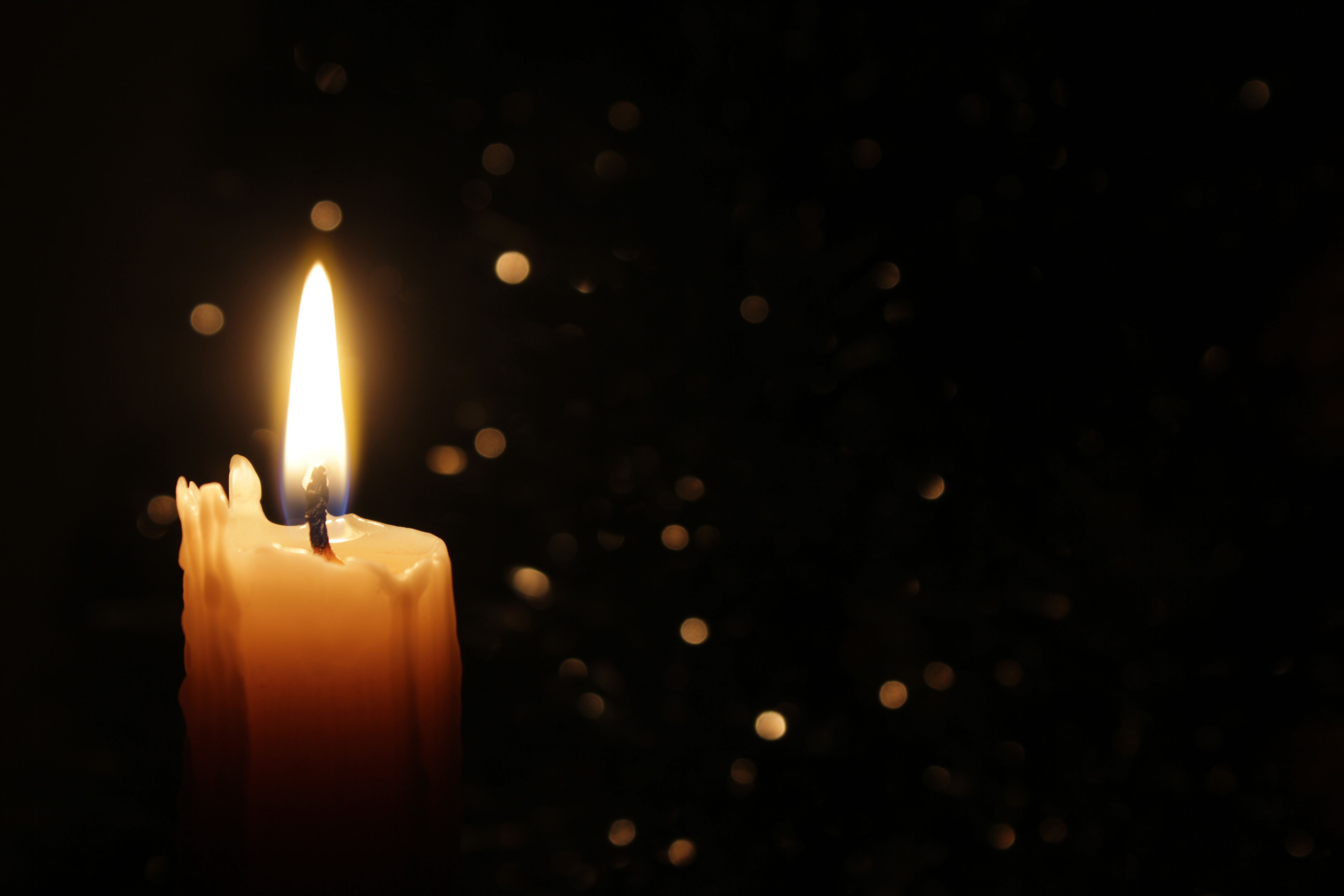 Одиноко свечи горят. Горящая свеча. Свечки горящие. Свеча на темном фоне. Горящая свеча в темноте.
