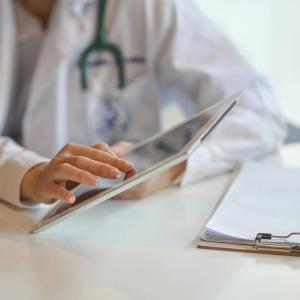 A system that alerts doctors when high-risk cancer patients are admitted helped reduce hospital readmissions: © stock.adobe.com.