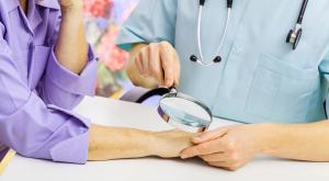 Patients with melanoma should communicate with their doctors after surgery.