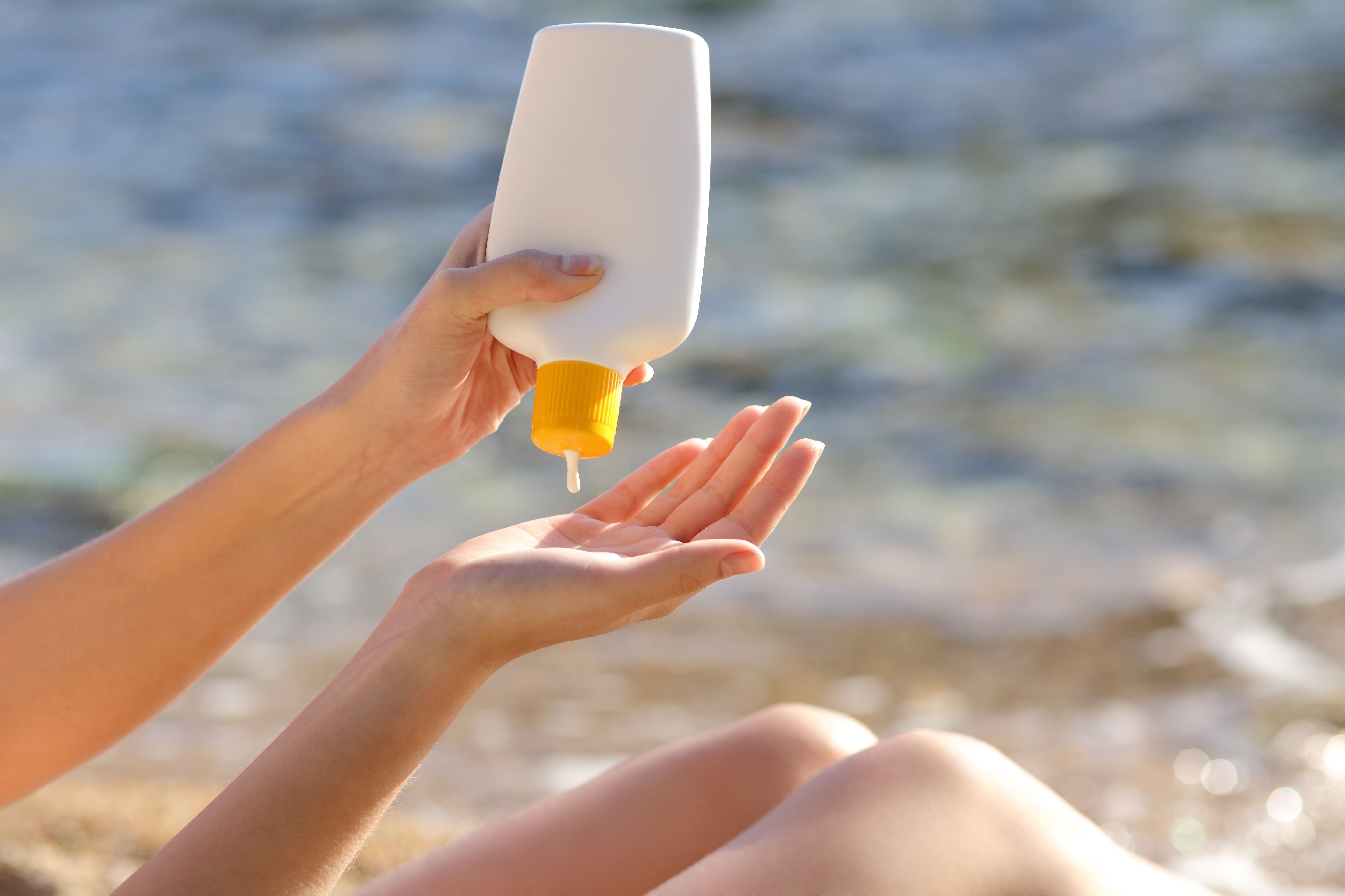 Крем спф летом. Солнцезащитный лосьон Sunblock. Солнцезащитный крем Sunscreen. Солнцезащитные крема нанесение. Солнцезащитный крем на пляже.