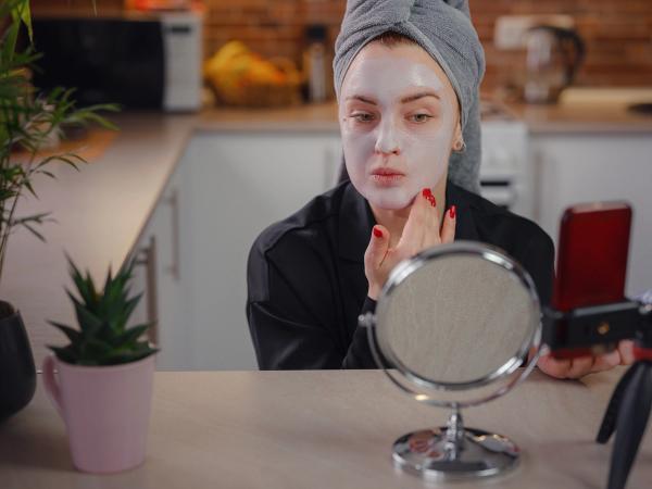 Social Media-Driven Cosmetic Use Linked to Barrier Damage and Delayed Acne Care, New Study Reveals