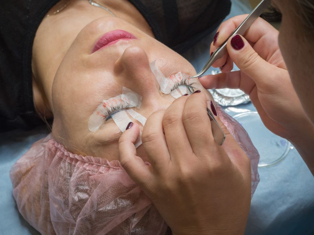 woman eyelash extensions