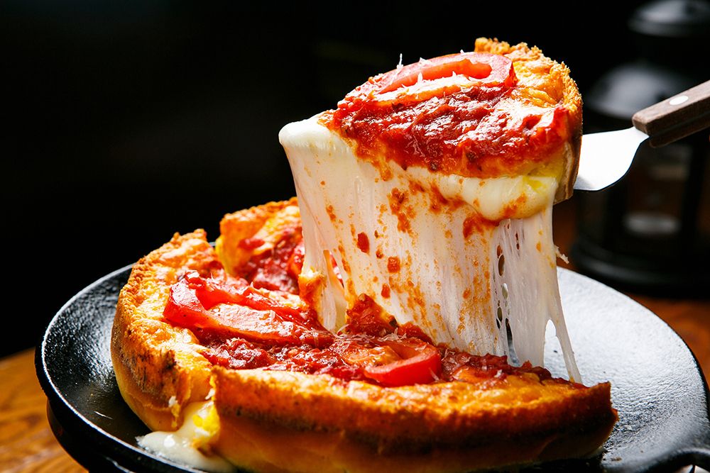 Chicago-style deep dish pizza Minhyoung / stock.adobe.com