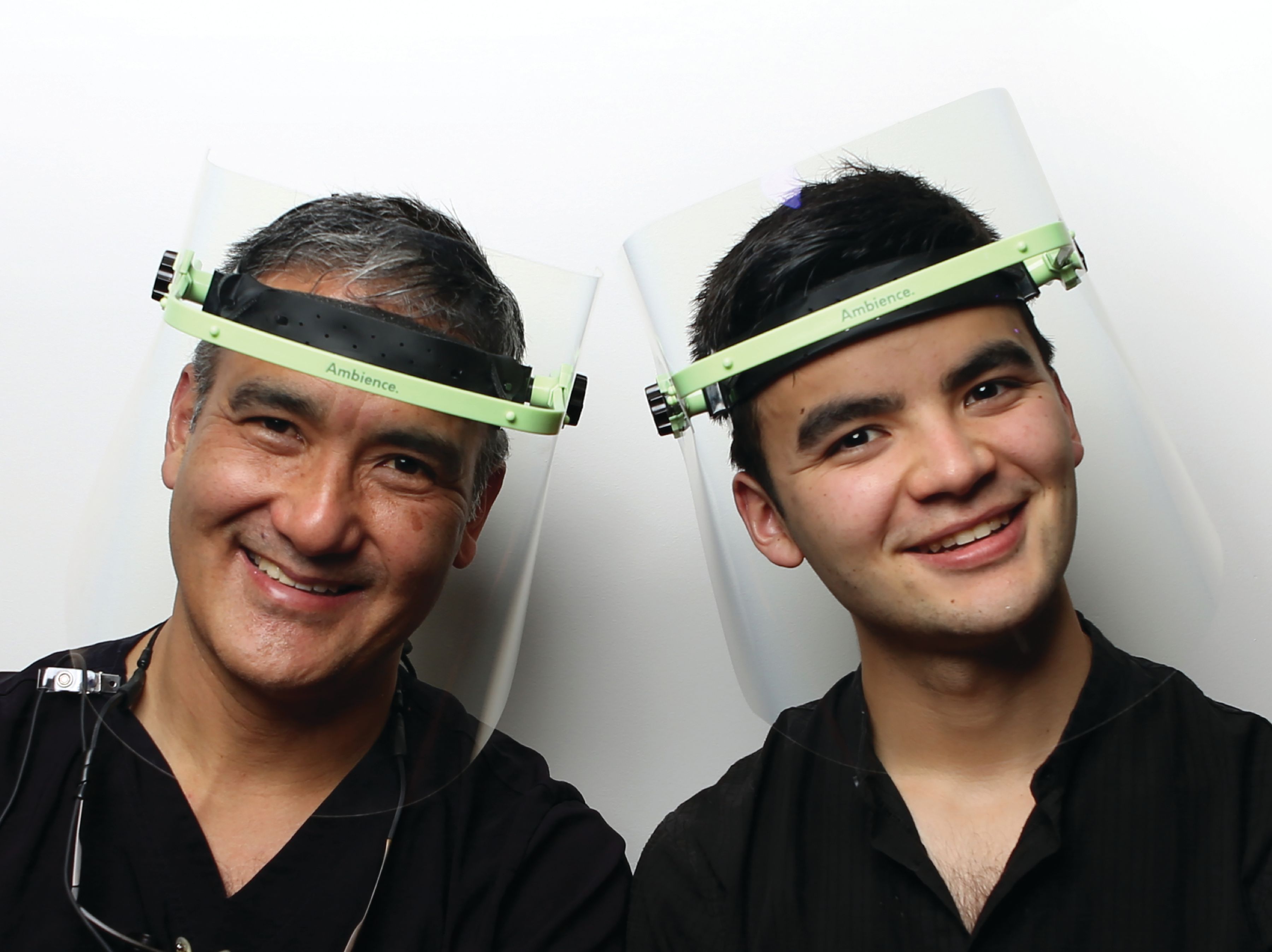 Le Dr Yamaoka et Zach Yamaoka sourient ensemble en portant l'écran facial AmbiencePPE.