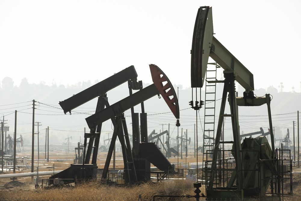 Oil derricks in Bakersfield, California Matt Gush / stock.adobe.com