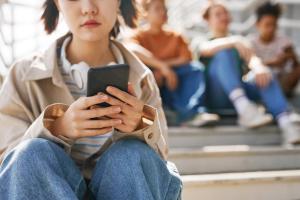 Study Sees Link Between Smartphone Screen Time, Symptoms of Mental Illness 