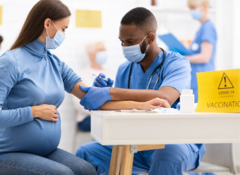 pregnant woman receives COVID-19 vaccine