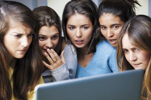 veterinary-Shocked-women-using-laptop-together-450px-148199223.jpg