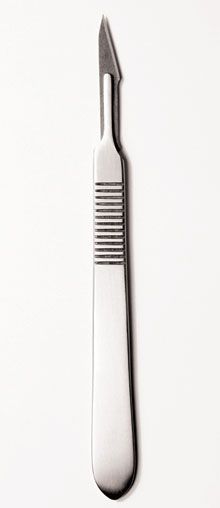 veterinary_Scalpel,-close-up-(B&W)_200379848-001_getty.jpg
