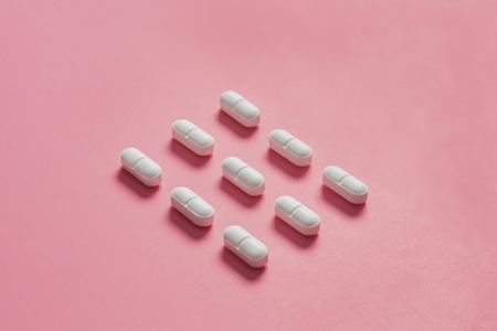 veterinary-hydrocodone-tablets-on-a-pink-background-450px-shutterstock-396724330.jpg