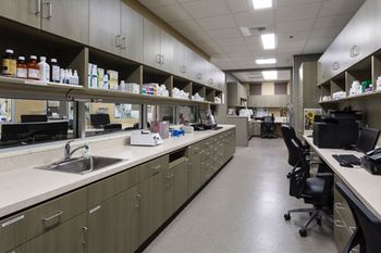 2018_12_NorthpointeVeterinaryHospital_PharmacyLab-450.jpg