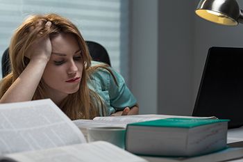 veterinary-student-reading-textbook_AdobeStock