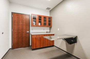 2018_6_DoorCountyVeterinaryHospital_Exam Room1.jpg