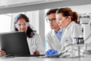Efficient outbreak management with bacterial strain typing