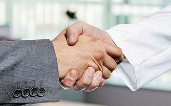veterinary_handshake_465571391-460-1.jpg