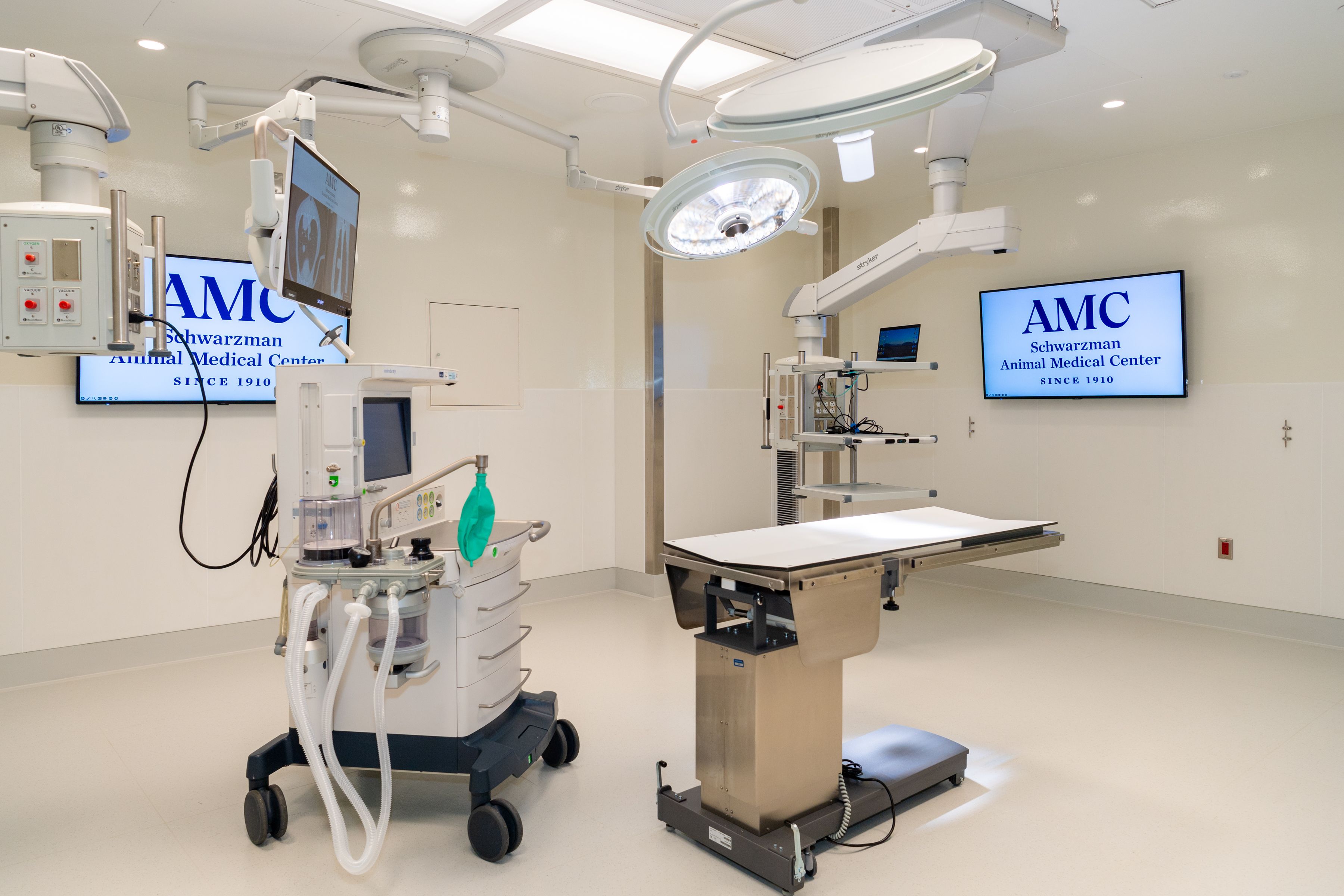 Schwarzman Animal Medical Center surgical suite