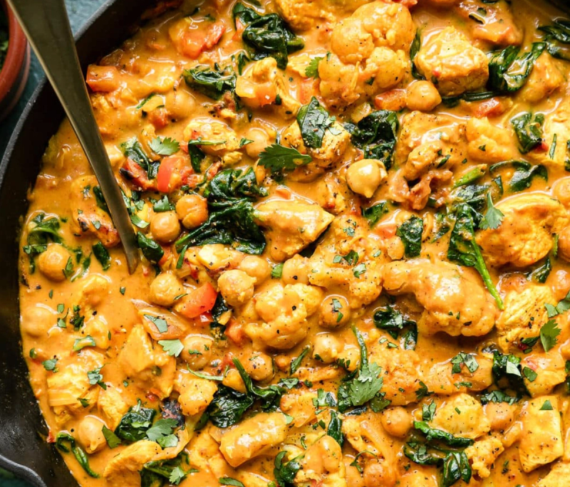 One-Skillet Chicken and Chickpea Curry Packed With Fiber and Flavor