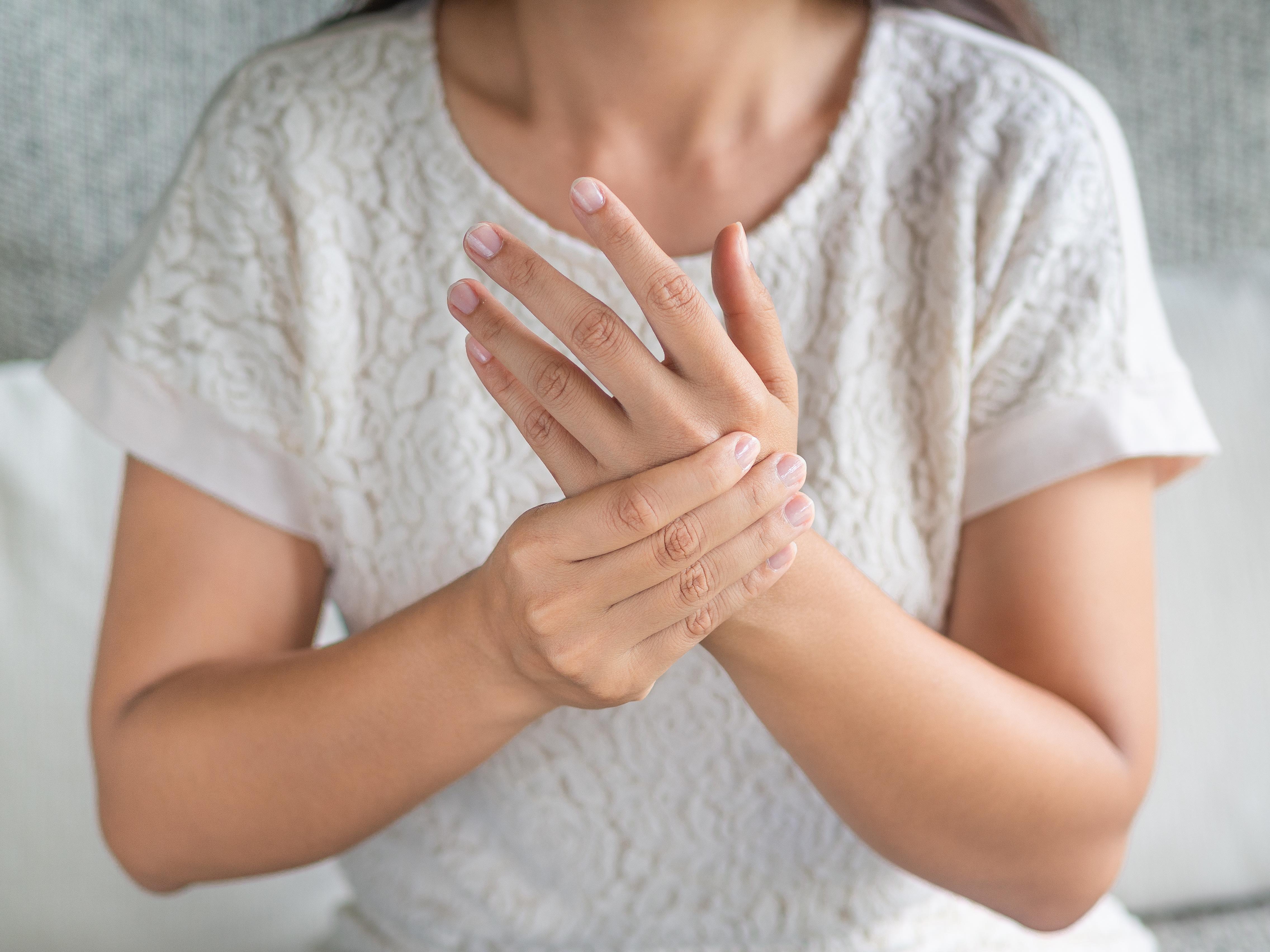 Woman experiencing hand pain.