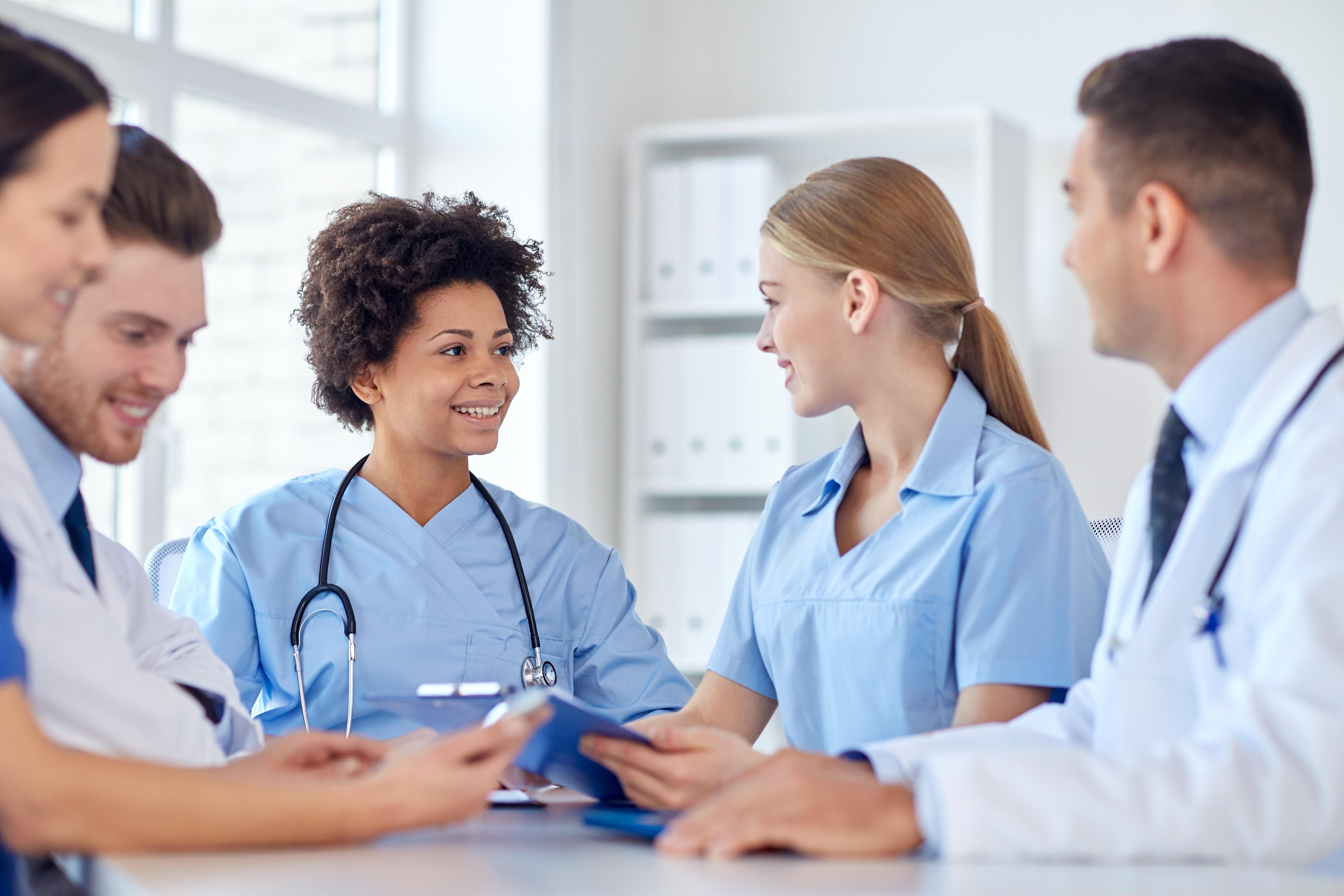 Doctors talking amongst one another.