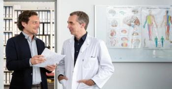 Dr. Alexander Hapfelmeier (left) and prof. Bernhard Hemmer discuss the results o