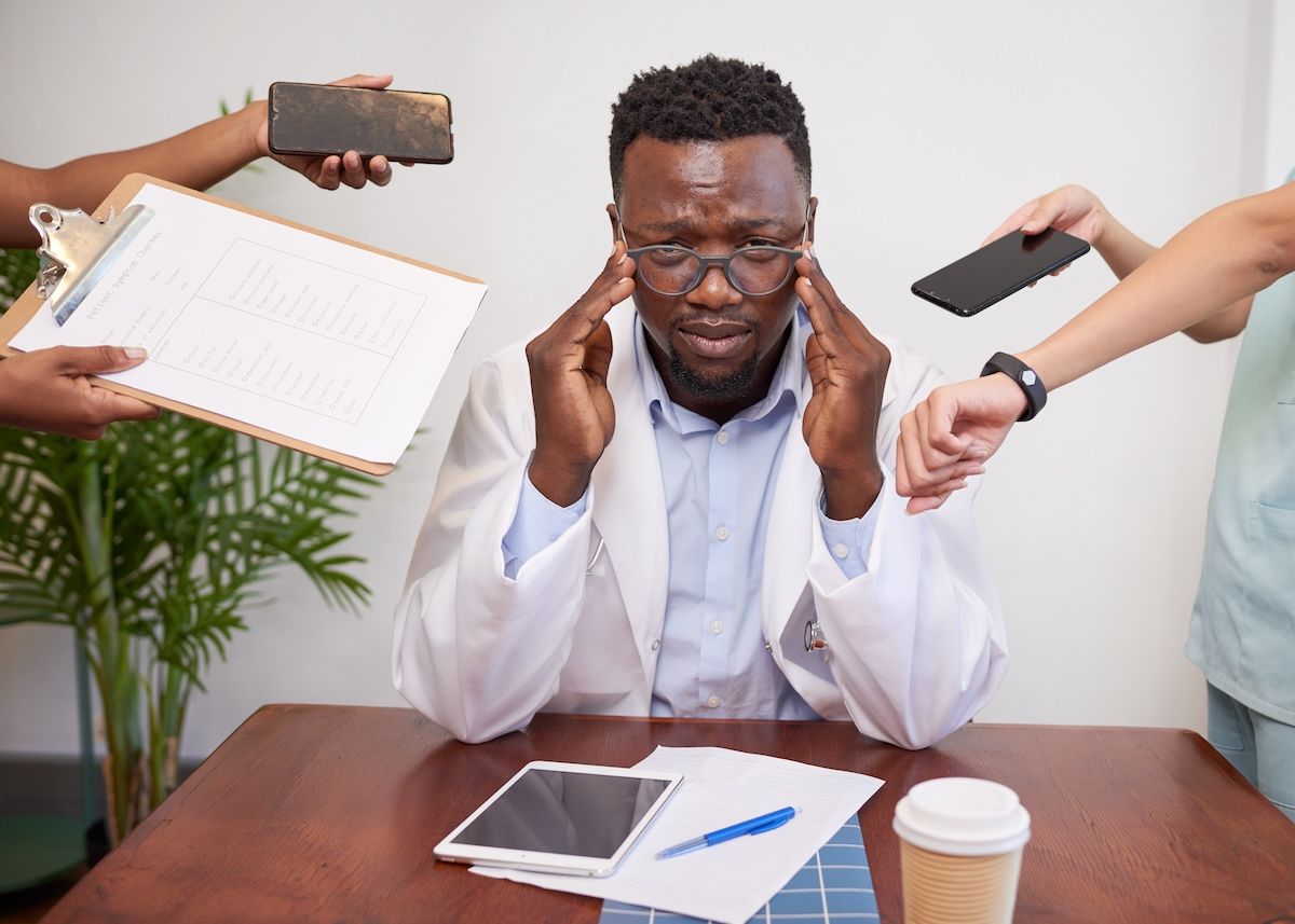 stressed overworked doctor: © Meeko Media - stock.adobe.com