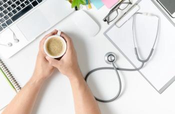 physician doctor hands with morning coffee: © kwanchaichaiudom - stock.adobe.com
