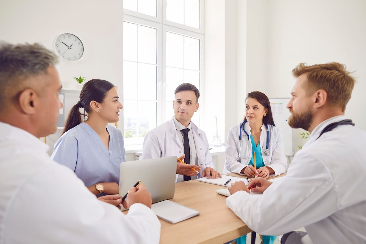 Group coaching cuts physician burnout by nearly 30% in UCLA study © studio romantic - stock.adobe.com