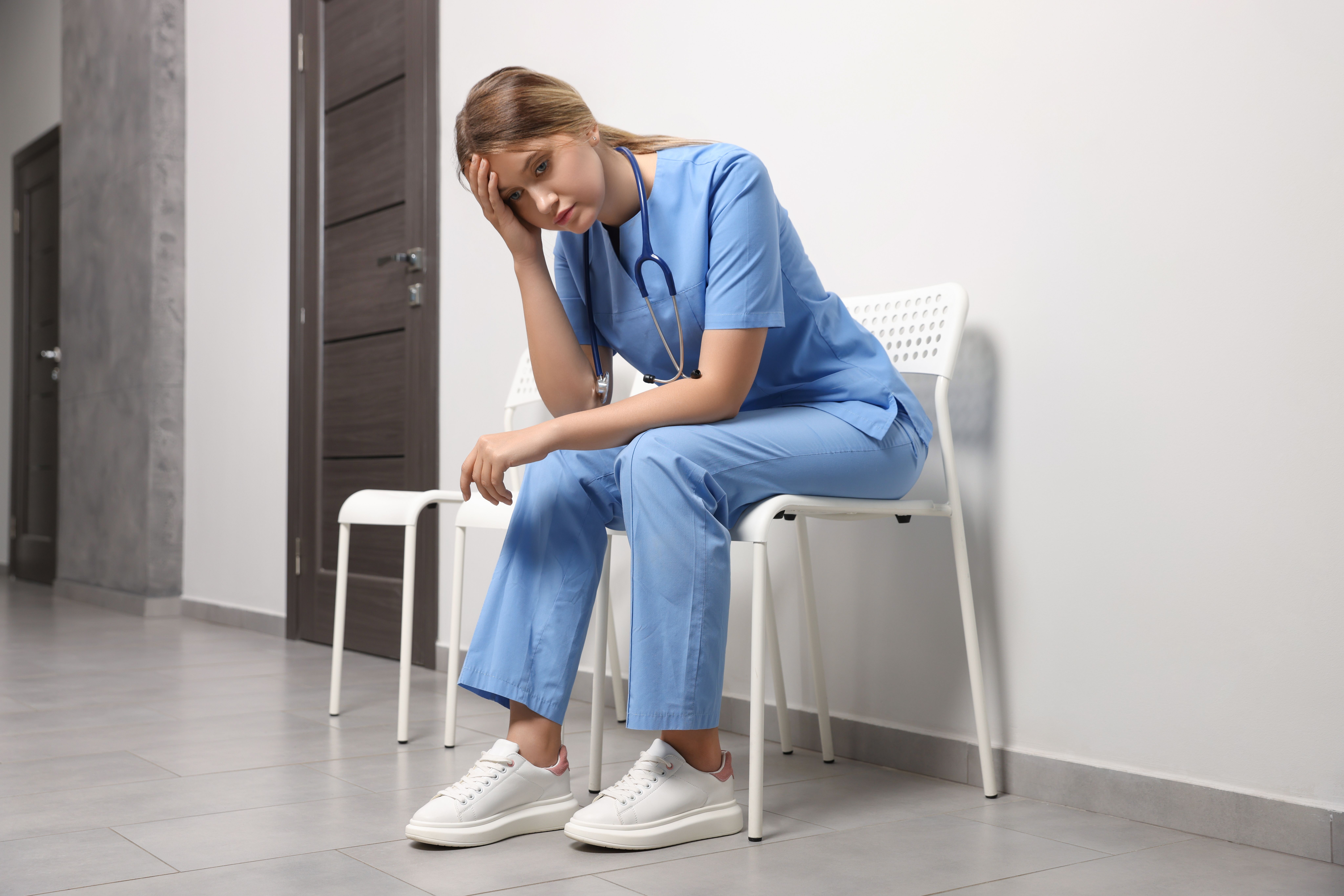 Discouraged doctor in hospital hallway ©New Africa-stock.adobe.com