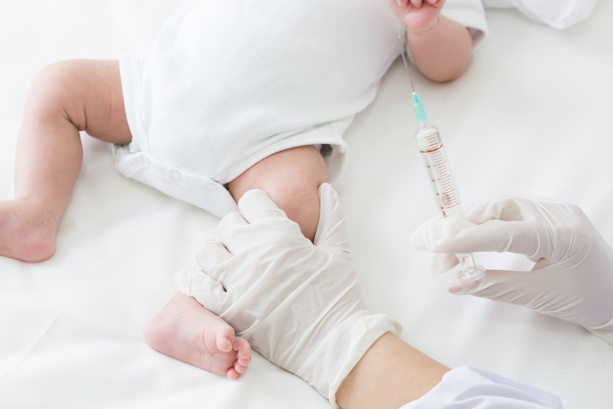 vaccine baby syringe hepatitis b: © comzeal - stock.adobe.com