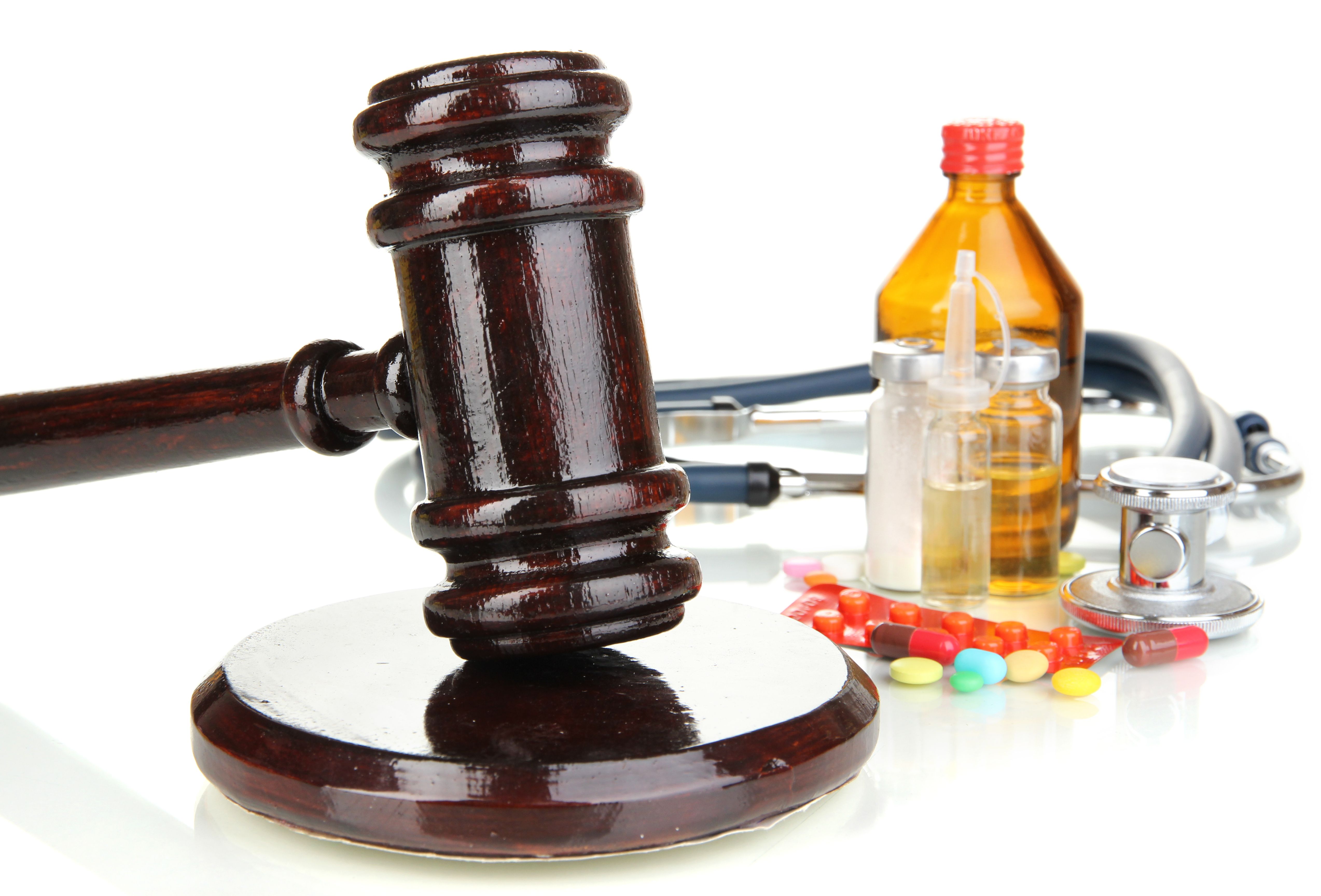 gavel-and-medicine © Africa Studio - stock.adobe.com